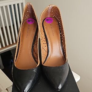 BCBGeneration Black and Tan Women's Pumps